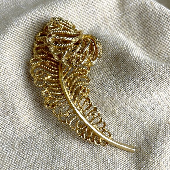 Vintage Jewelry - Capri gold feather brooch - 1980s vintage costume jewelry